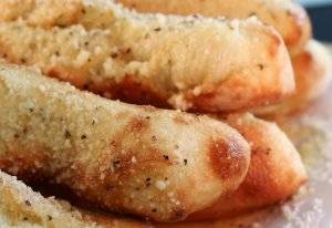 Parmesan breadsticks and pizza delivery in des moines